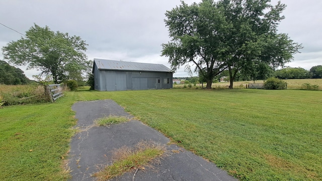 view of yard featuring an outbuilding