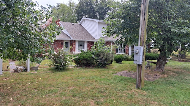 view of front facade featuring a front yard