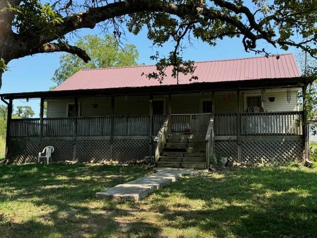 view of front facade featuring covered porch and a front lawn