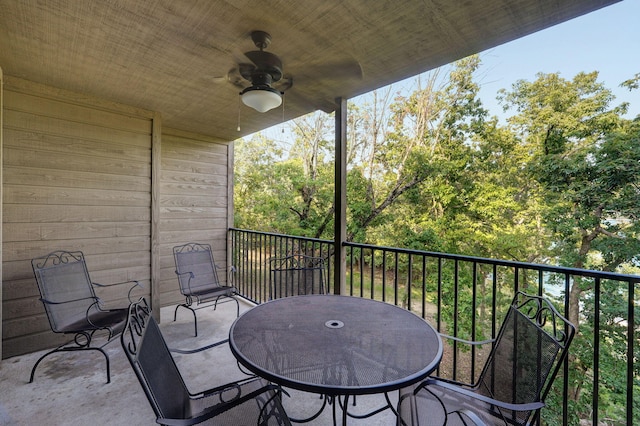 balcony featuring ceiling fan