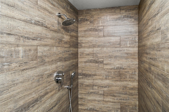 details featuring tiled shower and a textured ceiling