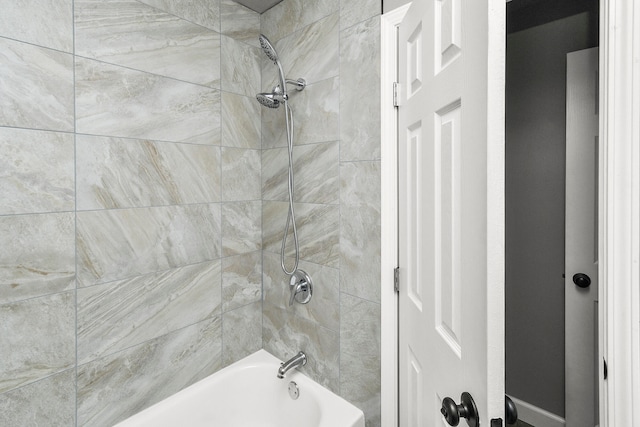 bathroom with tiled shower / bath combo