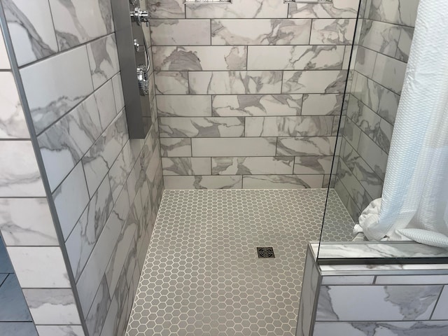 bathroom featuring a tile shower