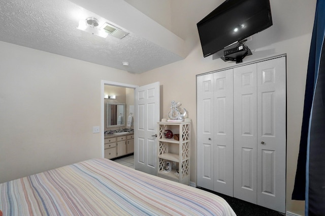 bedroom featuring a textured ceiling and a closet