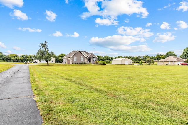 view of front of property featuring a front yard