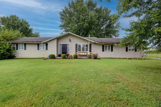 ranch-style home featuring a front lawn