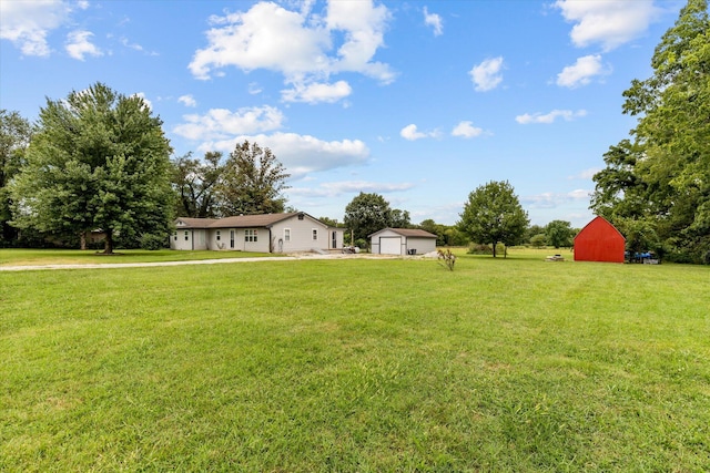 view of yard featuring an outdoor structure and a garage