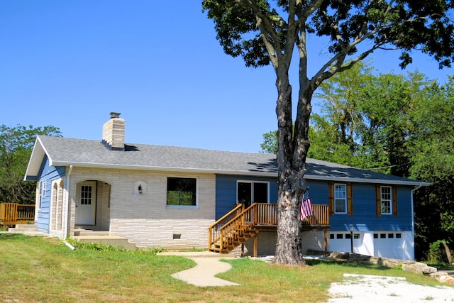 view of front of house with a front lawn and a garage