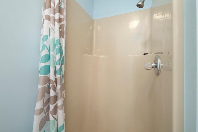full bath featuring a shower with curtain
