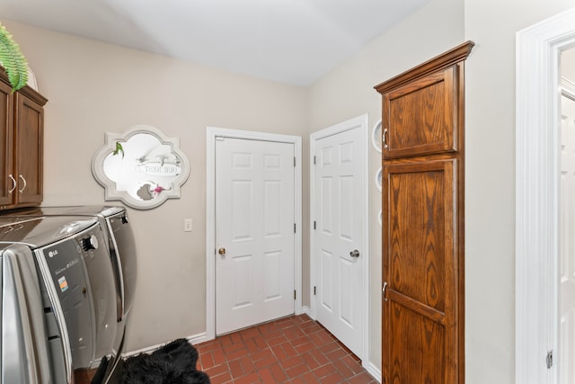 laundry room featuring cabinets and washing machine and clothes dryer