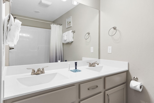 bathroom featuring a shower with shower curtain and vanity