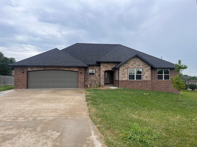 view of front facade featuring a garage and a front yard