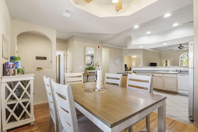 dining area featuring ornamental molding, light hardwood / wood-style flooring, and ceiling fan