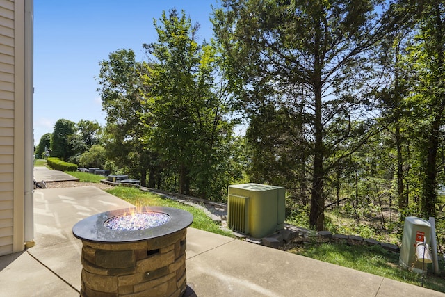 view of patio with an outdoor fire pit