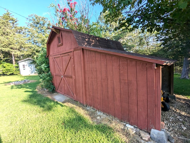 view of outdoor structure featuring a yard