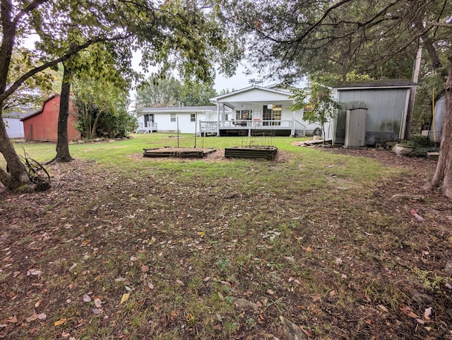 view of yard featuring a storage shed