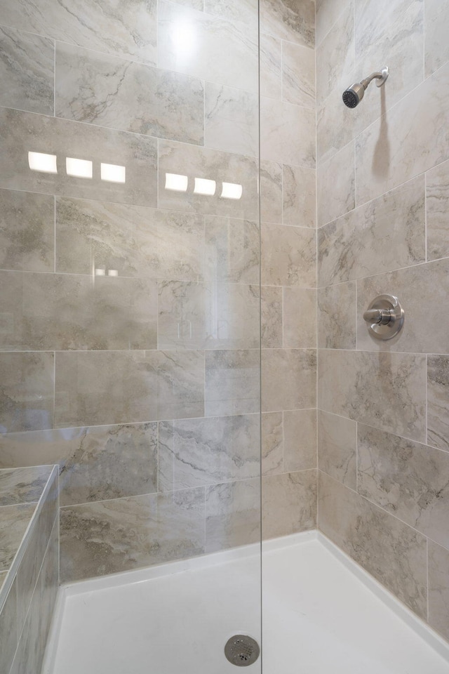 bathroom featuring a tile shower