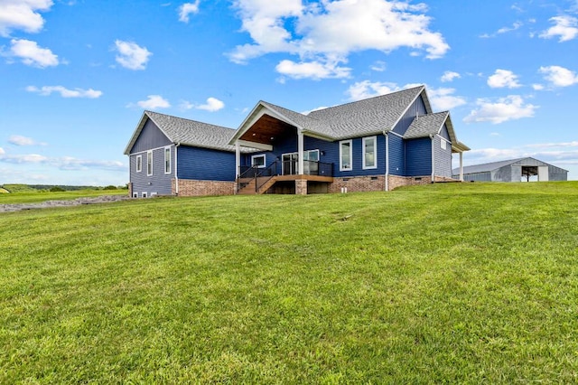 view of front of house featuring crawl space, a shingled roof, and a front yard