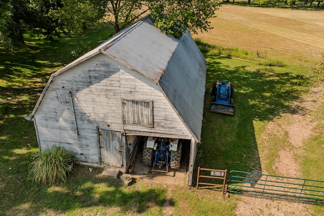 exterior space featuring a yard