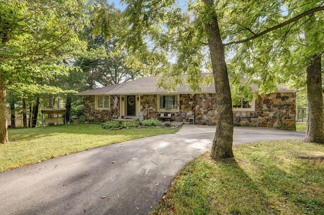 single story home featuring a front yard