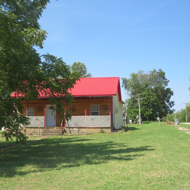 view of front of property with a front yard