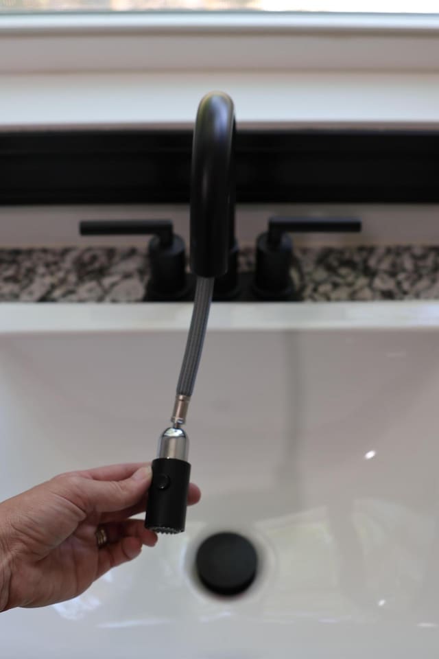 327 E Chestnut St, Bolivar, MO 65613 - details with a sink