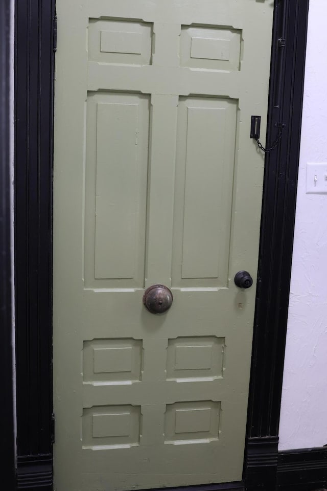 327 E Chestnut St, Bolivar, MO 65613 - view of room details