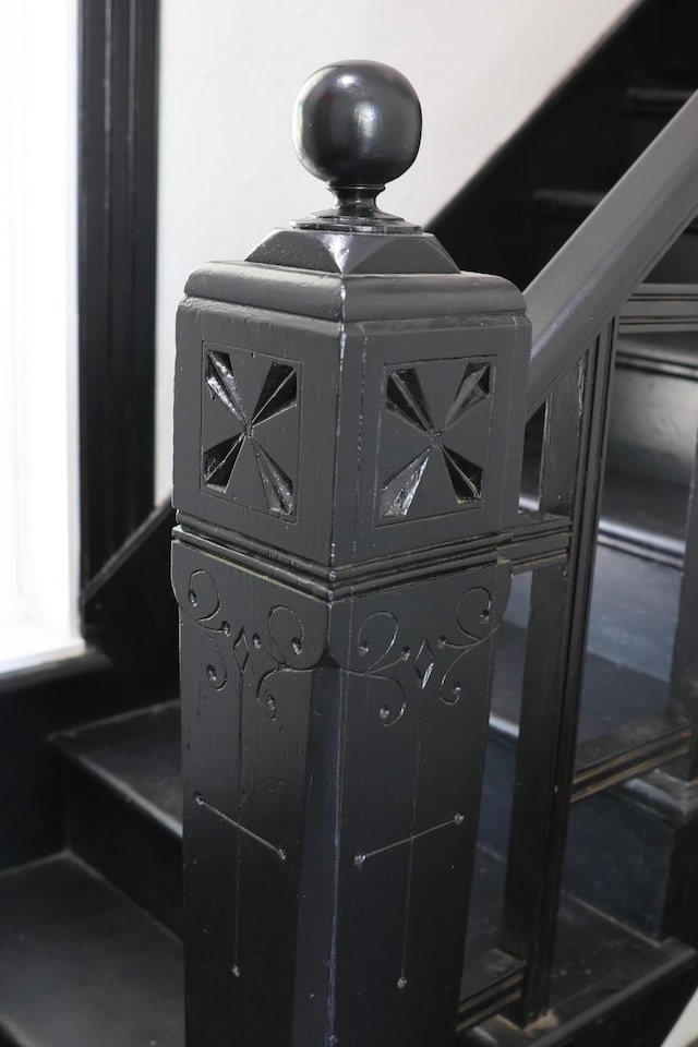 327 E Chestnut St, Bolivar, MO 65613 - view of interior details