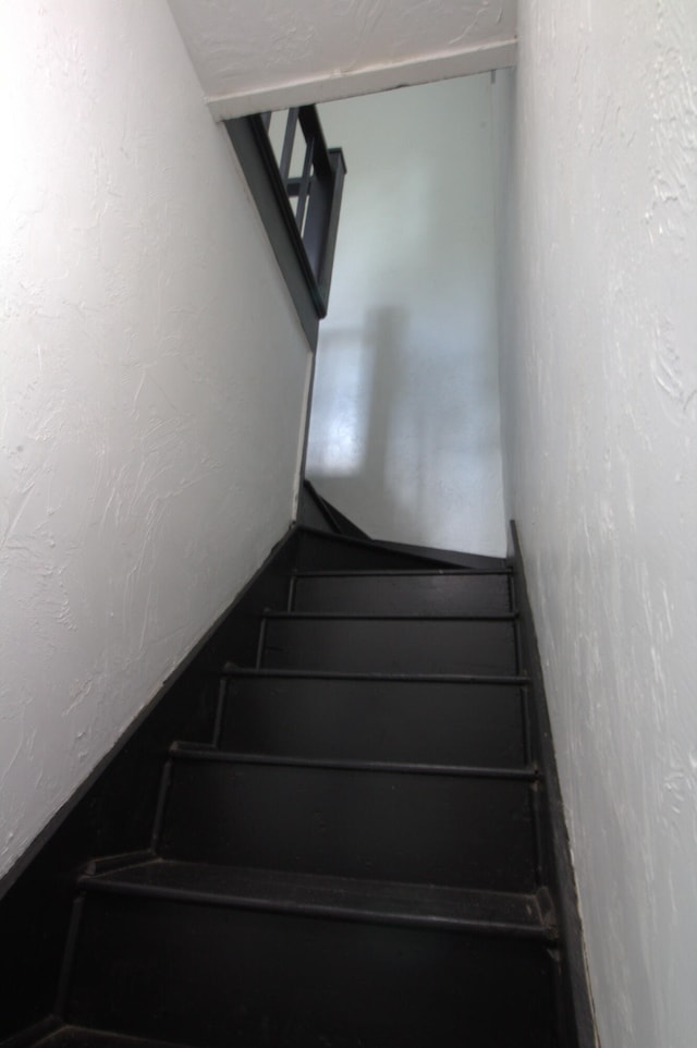 327 E Chestnut St, Bolivar, MO 65613 - view of stairs
