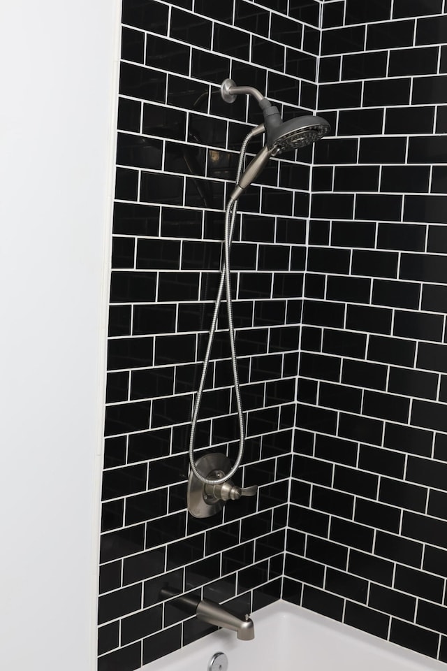 bathroom with tiled shower / bath combo