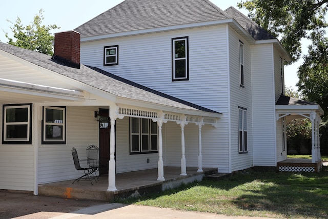 view of front facade featuring a front yard and covered porch