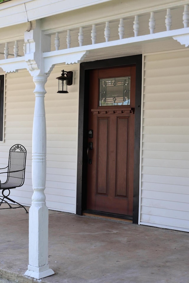 327 E Chestnut St, Bolivar, MO 65613 - view of exterior entry featuring a porch