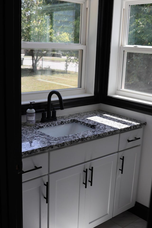 327 E Chestnut St, Bolivar, MO 65613 - interior details with vanity