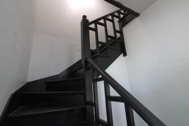 327 E Chestnut St, Bolivar, MO 65613 - view of staircase