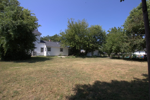 327 E Chestnut St, Bolivar, MO 65613 - view of yard