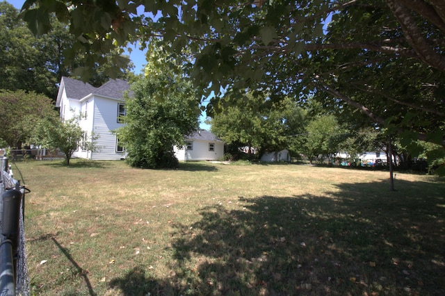 327 E Chestnut St, Bolivar, MO 65613 - view of yard featuring fence