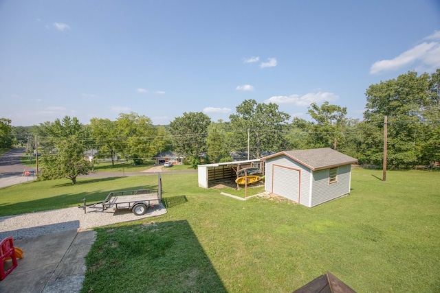 view of yard featuring an outdoor structure and a garage