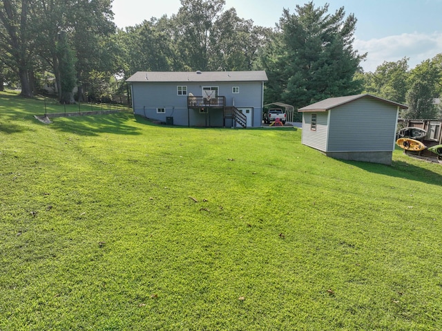 view of yard featuring a storage unit