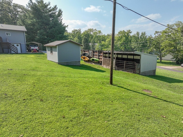 view of yard featuring an outdoor structure and a pole building