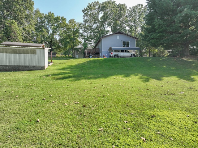 view of yard featuring an outdoor structure and a storage shed
