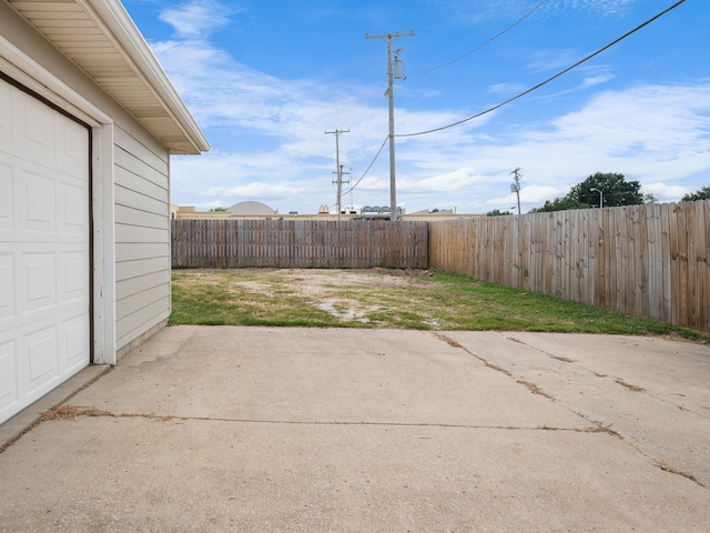 702 E Buffalo St, Bolivar, MO 65613 - view of patio / terrace featuring a fenced backyard and a garage