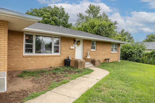 view of front of house featuring a front lawn