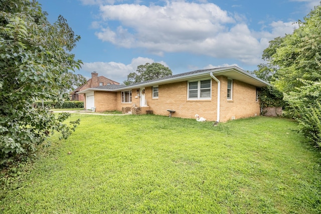 view of front of home featuring a front lawn and a garage