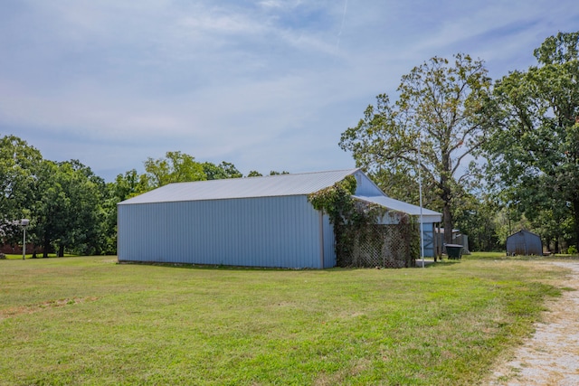 view of yard featuring an outbuilding