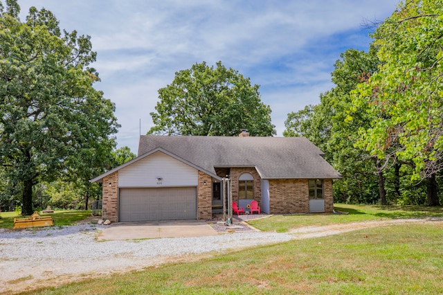 view of front facade featuring a garage and a front yard