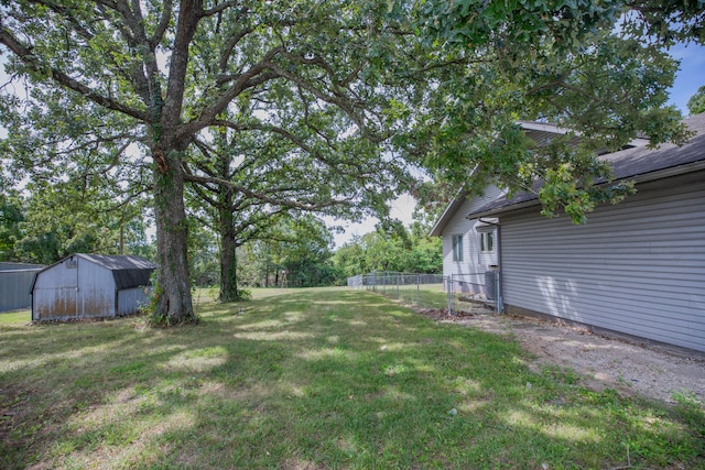 view of yard featuring a shed