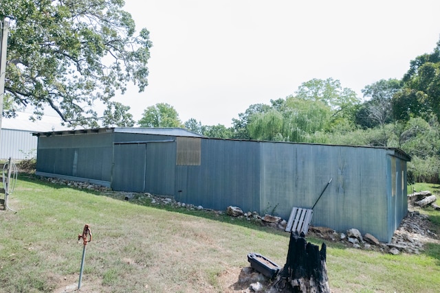 view of yard with an outbuilding