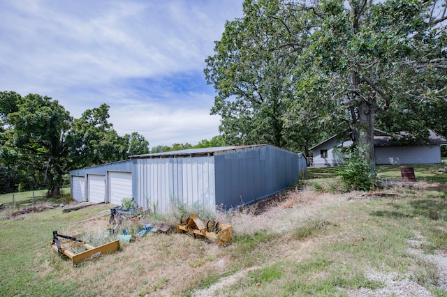 view of yard with an outbuilding and a garage