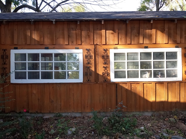 view of side of property featuring a shingled roof