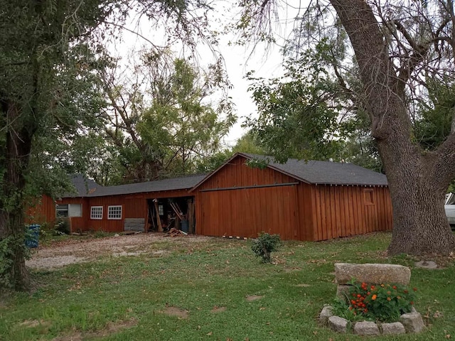 view of pole building featuring a yard
